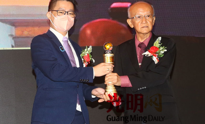 檳城世德堂謝公司主席拿督謝瑞發（右）是首屆華人和平獎候選人之一。左為黃鉥粦。