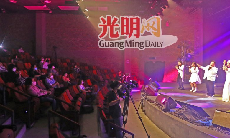 觀眾拿起手機打開閃光燈，投入在歌聲中央一起搖擺。