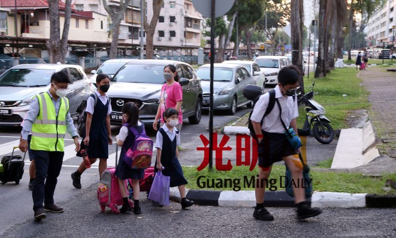  開學了！卿田小學導師為進校學生測量體溫。