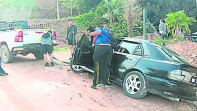 Photo of 以四驅車綁皮帶 兄弟助拉起撞溝轎車