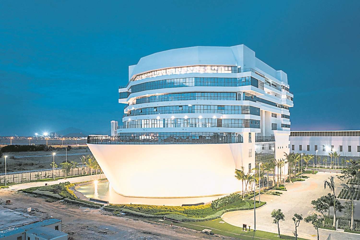 屹立在峇都交灣工業區的海岸邊的The Ship Campus，儼然是“硬性工業區”峇都交灣的一件精緻閃耀的藝術建築物。