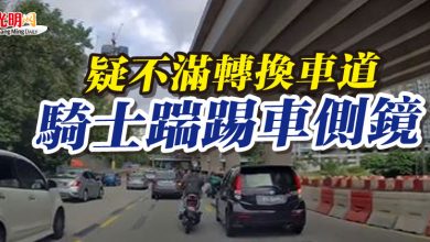 Photo of 疑不滿轉換車道   騎士踹踢車側鏡