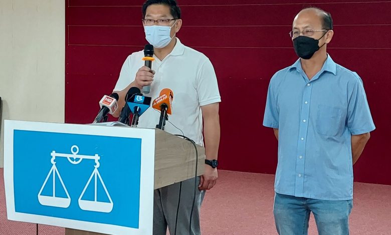 林萬鋒（左）與魏喜森（右）感謝選民給予委託。