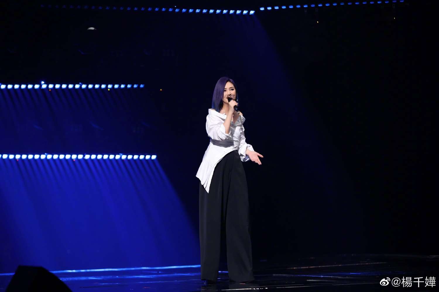 楊千嬅，是歌手出身的，多年來唱火過無數經典金曲