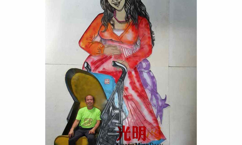 李祥的“母愛”鐵線藝術作品可以坐在手推車上互動，主題是宣揚女性懷孕生育的偉大。