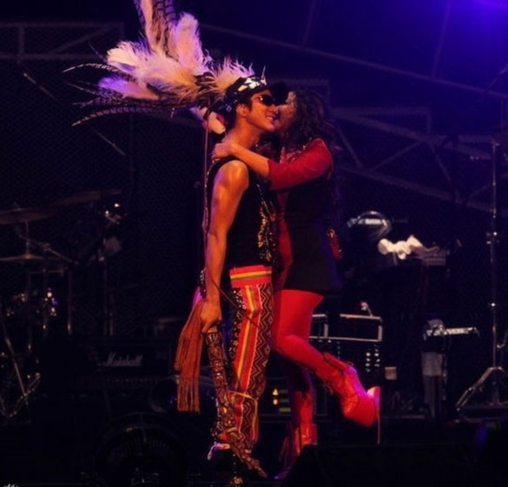 2012年王力宏擔任阿妹演唱會嘉賓，女方在台上大動作借位獻吻