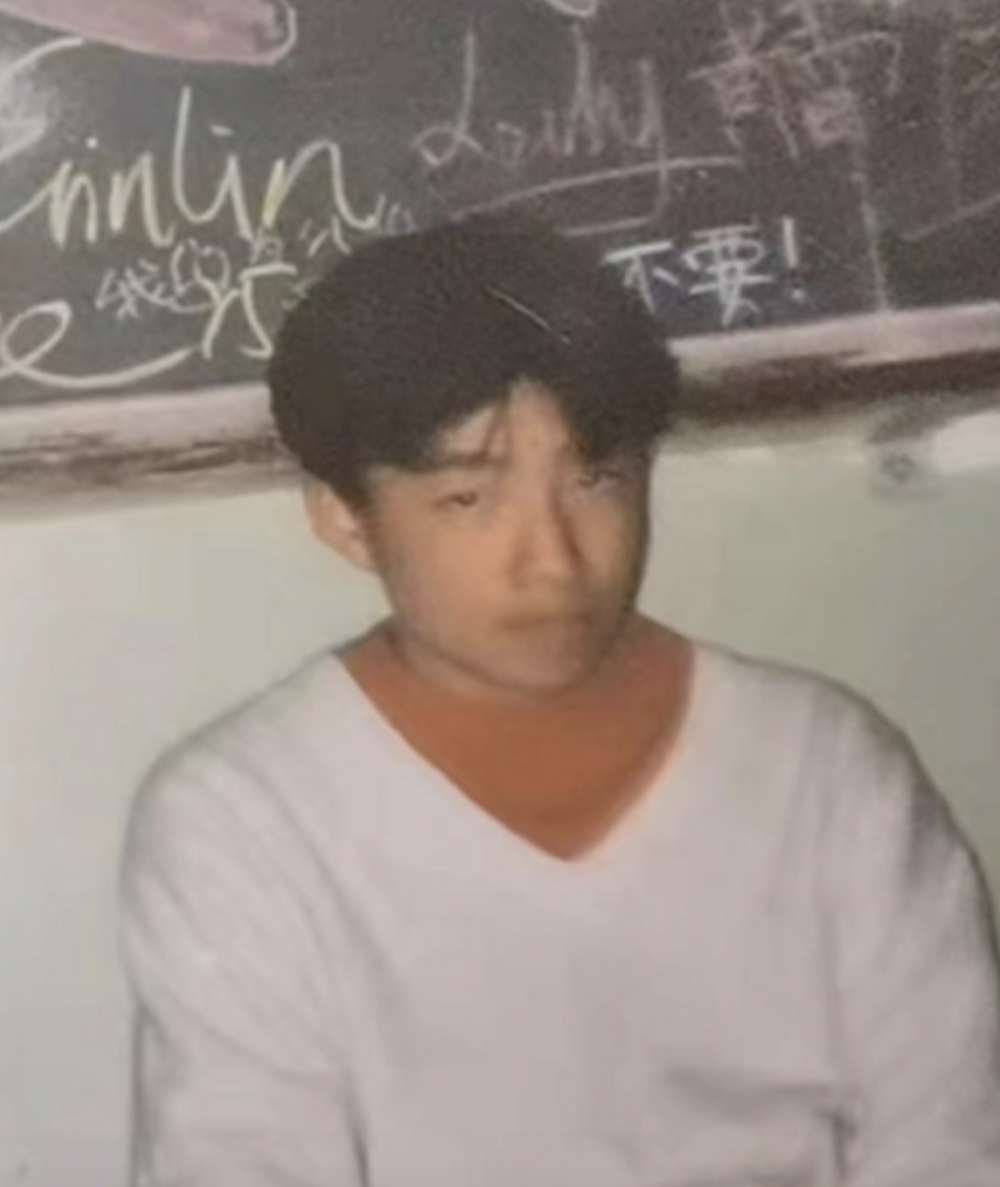 汪小菲分享了兩張自己上學時期的照片