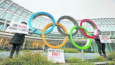 Photo of 嗆北京冬奧“種族屠殺比賽” 藏族學生自囚IOC總部抗議