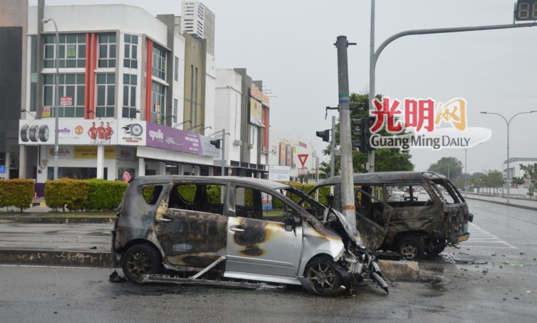 2輛車在打昔珍珠城交通燈十字路口處起火燃燒，消拯員趕到滅火。