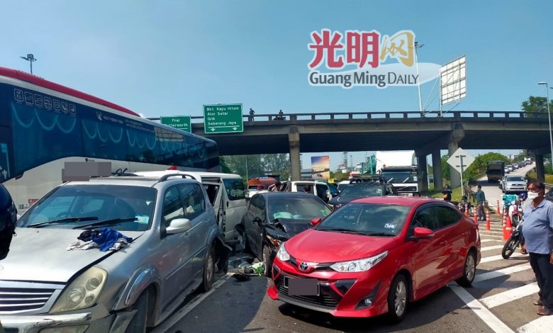 數量交通工具包括汽車、巴士及休旅車裝發生碰撞。