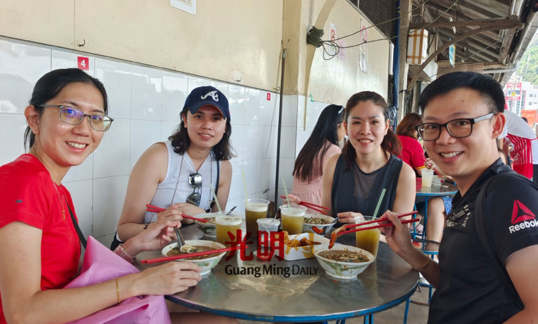 王國鵬（右）趁著吉隆坡特假長週末，與朋友到檳遊玩，恰好碰上阿依淡巴剎叻沙重開首日，開心重溫老味道。