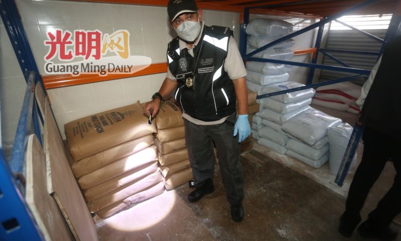 製麵廠儲藏室的地面有老鼠屎。