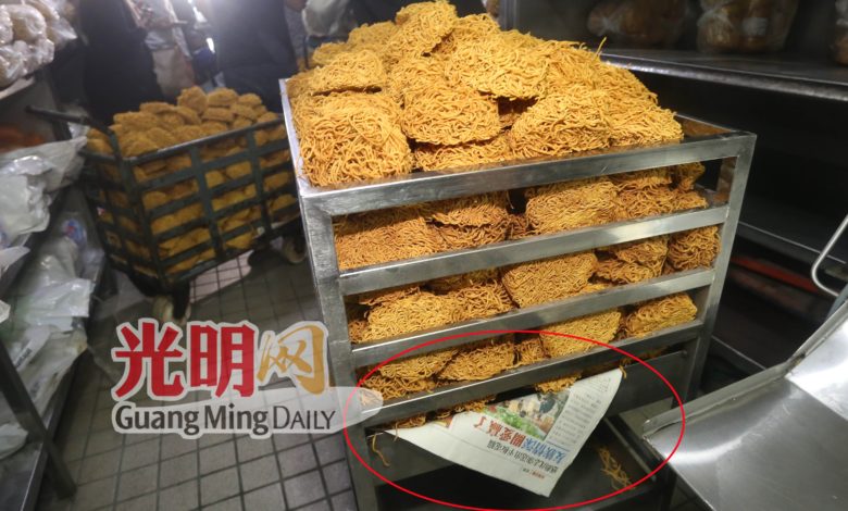 業者使用報紙蓋著麵條。