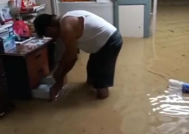 源源不絕的河水及雨水湧入住家，居民也只能盡快把電器移至高處。