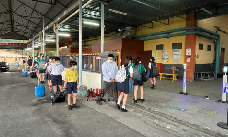 敬群小學學生魚貫進入校園,羅竣傳到校關心開課情形。