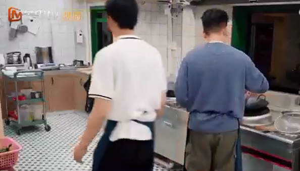 張智霖和袁詠儀（靚靚）近日為中國綜藝節目《大灣仔之夜》錄影，與林曉峰等在廚房炮制美食