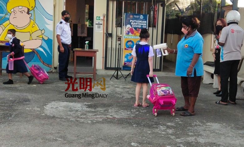 華都小學學生進入校園,都要經過消毒和測量體量,才能進入課室。
