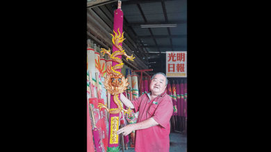 Photo of 王進財祖母父親手藝傳三代 設計60多款龍香
