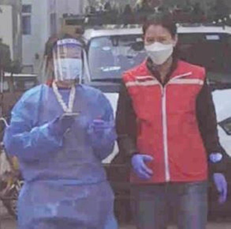 不少網民偶遇袁詠儀在深圳南山區的核酸檢測點當義工，並曬出現場照片。