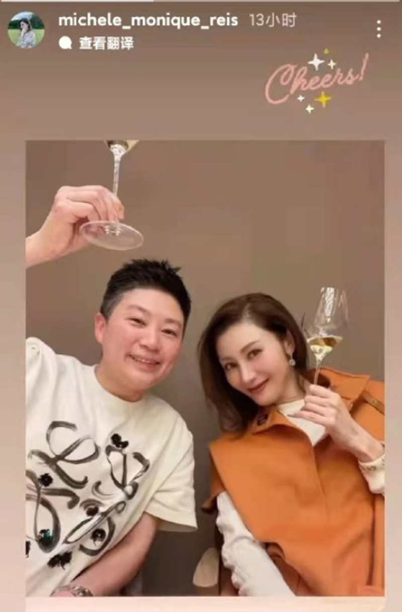 李嘉欣在個人社交平台分享與好友舉杯喝香檳的合照