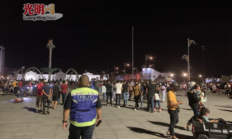 警員在亞羅士打市中心廣場巡邏，確保民眾遵守防疫措施。