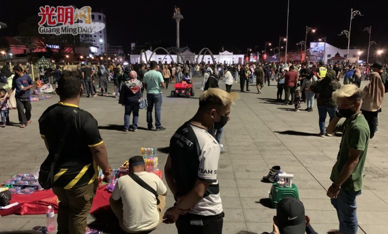 多位民眾聚集在亞羅士打市中心廣場，與家人和朋友等待跨年。