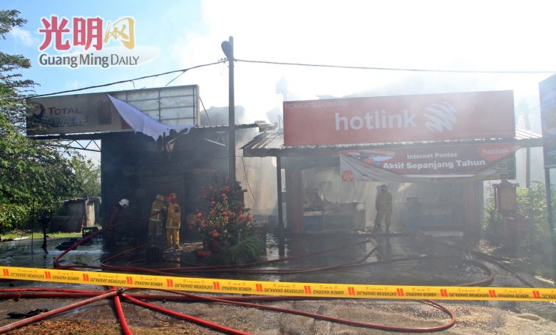 一場大火將摩多店和毗鄰手機店與住家全都燒燬。
