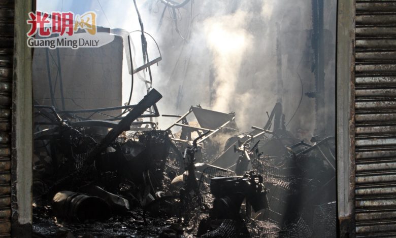 陳世文的摩多店內存放著近百輛客戶摩多，全被燒成廢鐵。