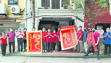 Photo of 陳旭年文化街管委會帶動人潮 老街得來速派春聯