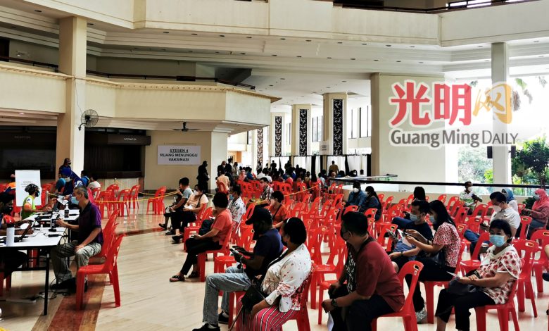 自宣布只允許有預約者接種加強針後,各疫苗接種中心的人潮明顯少很多。