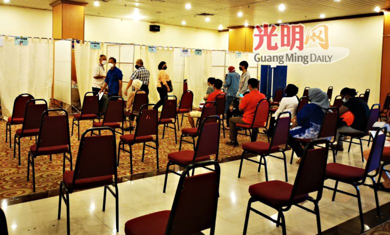 自宣布只允許有預約者接種加強針後,各疫苗接種中心的人潮明顯少很多。