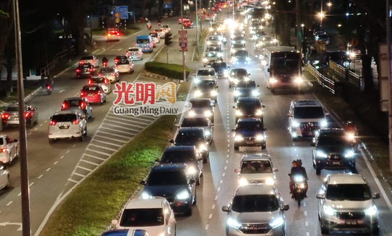 復課首天，通往各校的主要道路包括青草巷今早車流量增加。