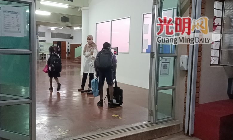 學生抵達校園後，在測量體溫及用洗手液洗手後才進班。