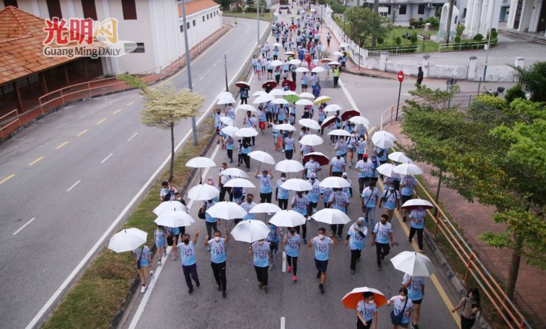 市政廳為參與者派送雨傘，讓參與者撐傘步行，以助保持人身距離。