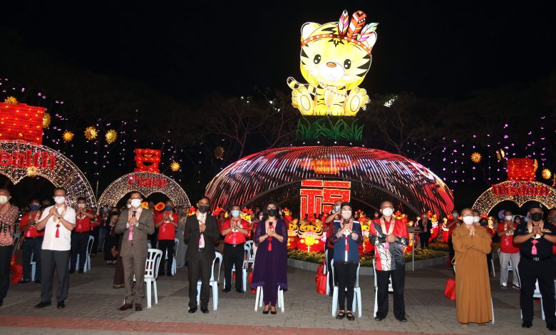 “新春平安燈祈福獻燈法會”亮燈典禮，眾嘉賓黃思漢（左起）、鄧章欽、莫哈末阿西夫、莫哈末阿迪、阿姆娜巴洛克、哈麗瑪、邢福聞、覺誠法師及拉扎禮在主題燈前合影。