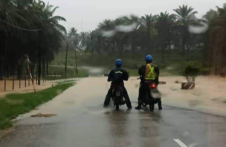 甘馬挽低窪地區的道路積水，以致交通中斷。