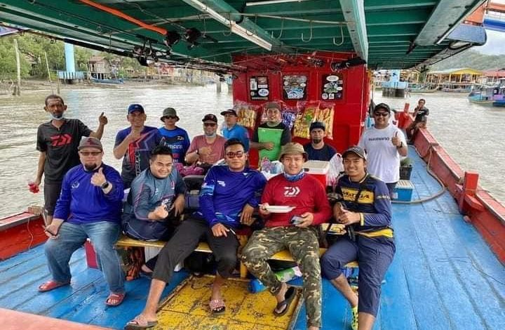 漁船疑遭大浪拍打後下沉，船上18人包括14名釣友下落不明。