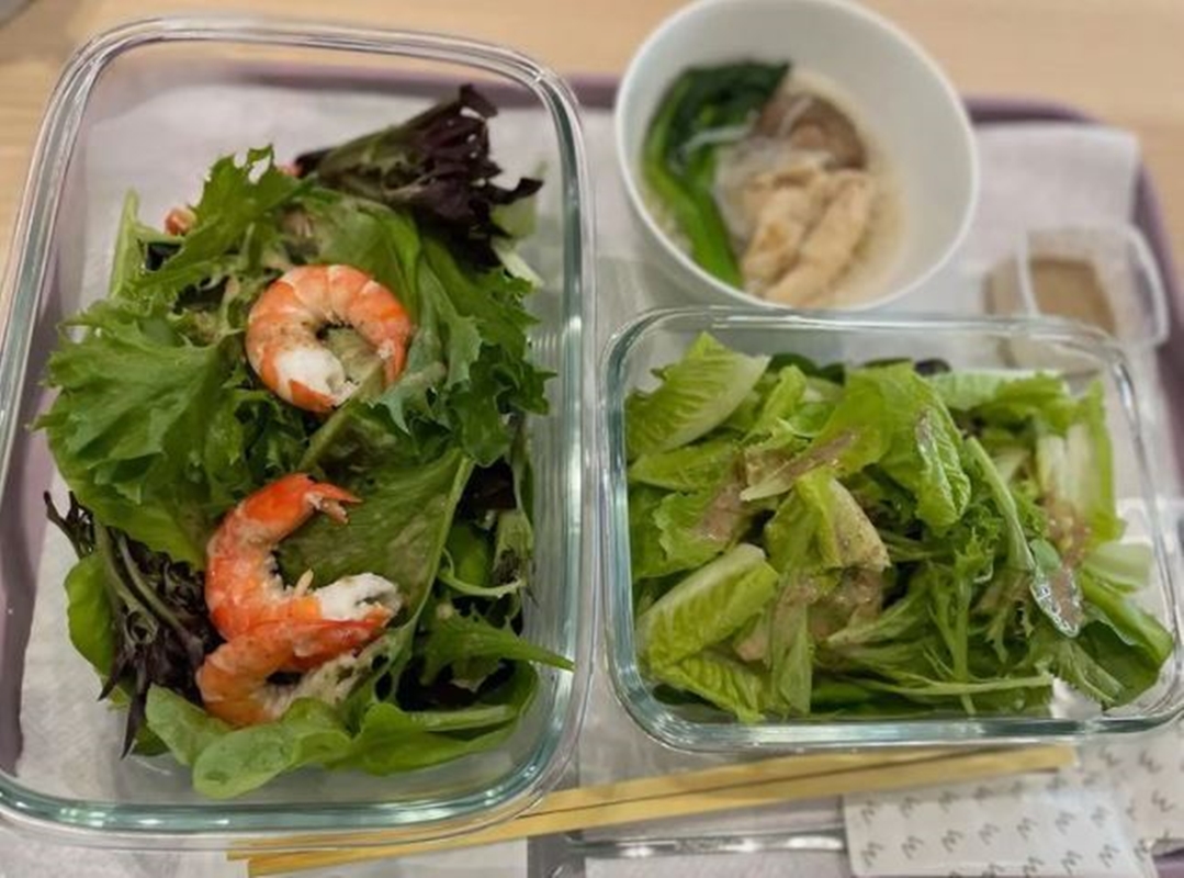 網友看到黎姿的午餐盒里有大量的綠色蔬菜，都留言驚呼“好多菜好羨慕”