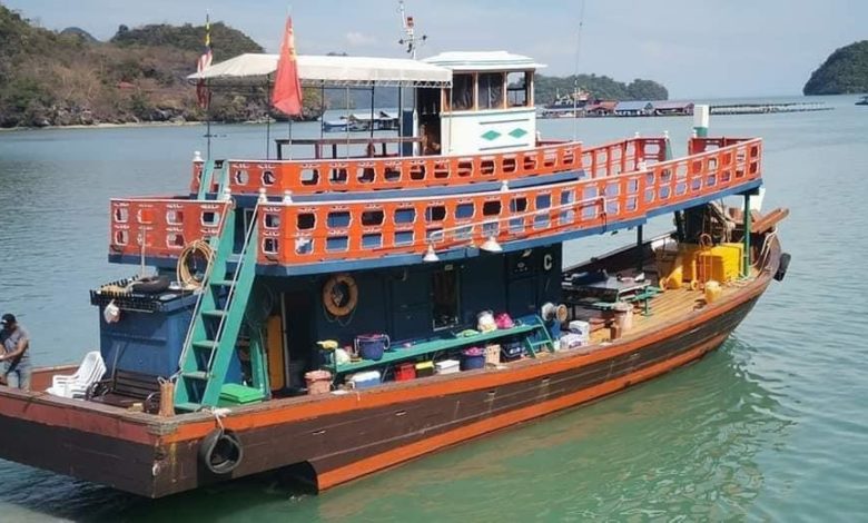 瑪蘇麗帝國號（Empayar Mahsuri）漁船疑遭大浪拍打後損壞下沉，海上漂浮著一些碎片。