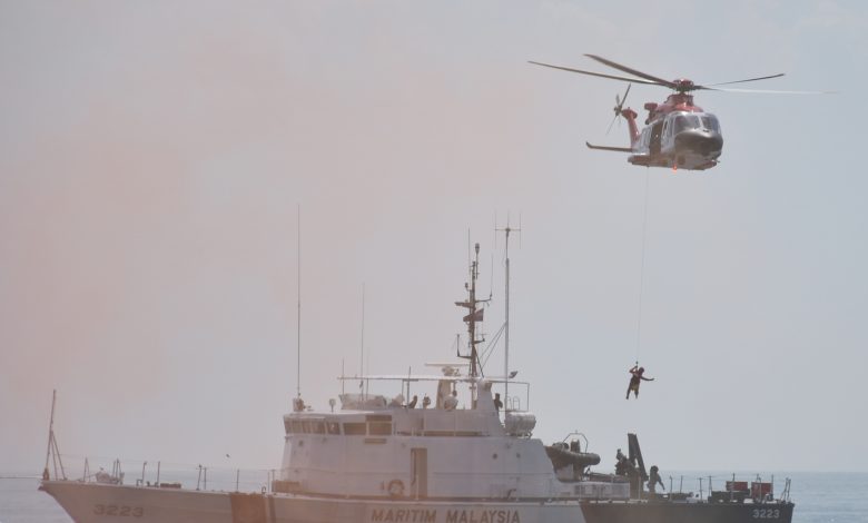 海事執法機構人員進行海上拯救行動，救出落水的一名“災黎”。