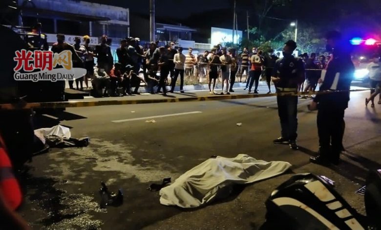 2名好友午夜共乘摩多回家途中，撞上一輛正在進行鋪路工程的鋪路車，不幸傷重死亡。