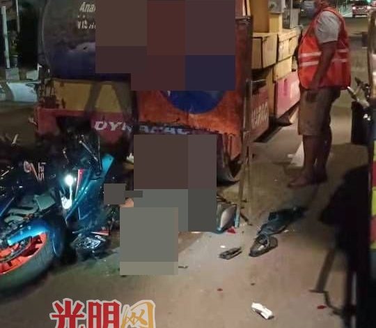 摩多撞上鋪路車後，一人滾入鋪路車底下，另一人則被拋飛後墜落在車上。