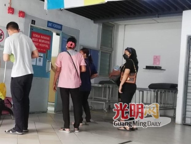 死者林榮興的家屬在辦理領屍手續。