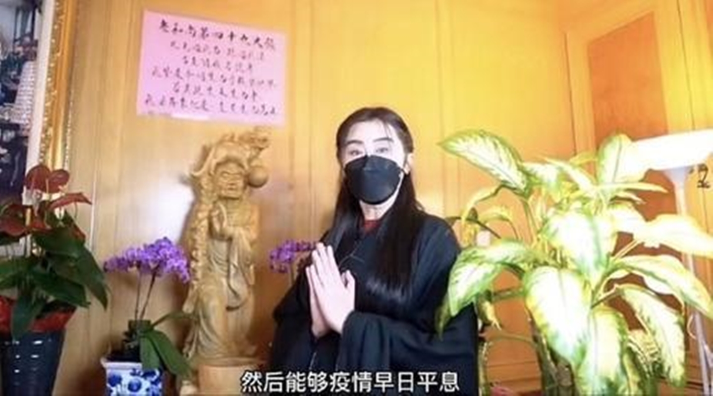 王祖賢也表示「我在供養的當下，我希望世界和平，然後能夠疫情早日平息，讓我們重回健康的生活」。
