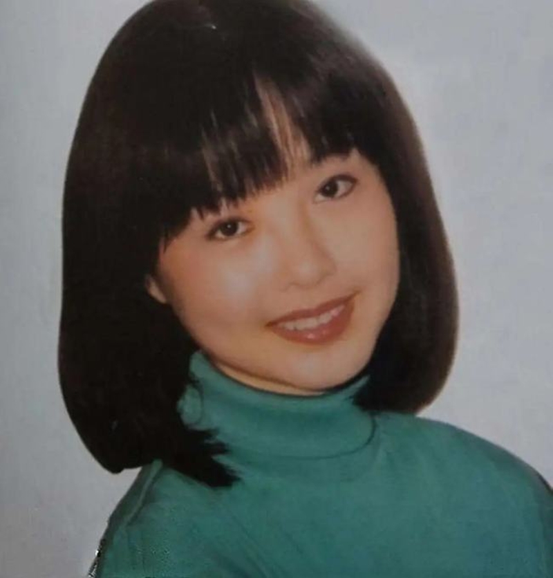 1992年，還在讀大學的她，參加了北京市申辦奧林匹克英語競賽。一路過關斬，拿到了冠軍。