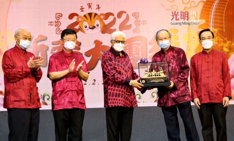 許廷炎（左四）贈送紀念品予敦阿末弗茲（左三）。左及二為林玉唐及曹觀友，右一為陳坤海。