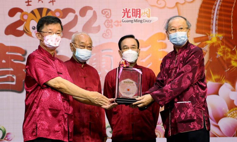 許廷炎（右一）贈送紀念品予曹觀友（左一）。中為林玉唐及陳坤海。