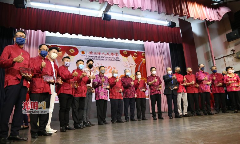 許廷炎（左九）贈送紀念品予大會贊助人。左起為王國山、許綜文、傅泉陽、王益輝（代表陳建得）、許柏毓、葉福鏻、黃智緒、林玉唐、陳坤海、魯世巍、方木山、許廷忠、陳德欽（代表魏家祥）、楊翼圖、黃天隆及黃秀金。