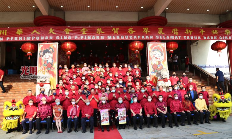嘉賓與檳華堂理事大合照，恭賀各界虎年行大運。坐排左起為楊順興、彭文寶、章瑛、劉子健、林玉唐、敦阿末弗茲、許廷炎、曹觀友、陳坤海、魯世巍、孫意志、阿都哈林及拉斯查達。