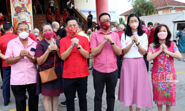 劉華才（左四）及胡棟強（左三）等民政黨領袖應邀出席檳華堂新春大團拜。